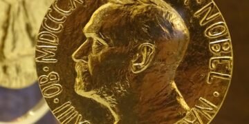 Por Adam Jones from Kelowna, BC, Canada - President Jimmy Carter's 2002 Nobel Peace Prize - Bronze Medal - At Visitor's Center - Plains - Georgia - USA, CC BY-SA 2.0, https://commons.wikimedia.org/w/index.php?curid=64199181