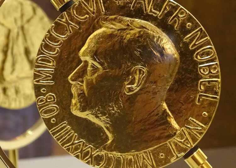 Por Adam Jones from Kelowna, BC, Canada - President Jimmy Carter's 2002 Nobel Peace Prize - Bronze Medal - At Visitor's Center - Plains - Georgia - USA, CC BY-SA 2.0, https://commons.wikimedia.org/w/index.php?curid=64199181