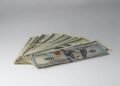 Bolsa e dólar reagem ao resultado das urnas em meio à incerteza fiscal