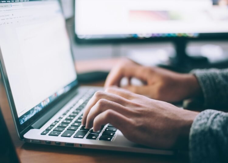 Regras de proteção infantil na internet entram em fase de adaptação das plataformas