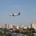 Latam inicia incorporação de jatos da Embraer e amplia aposta em rotas brasileiras